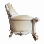 Causeuse traditionnelle capitonnée en similicuir couleur champagne avec 3 coussins pour 2 personnes