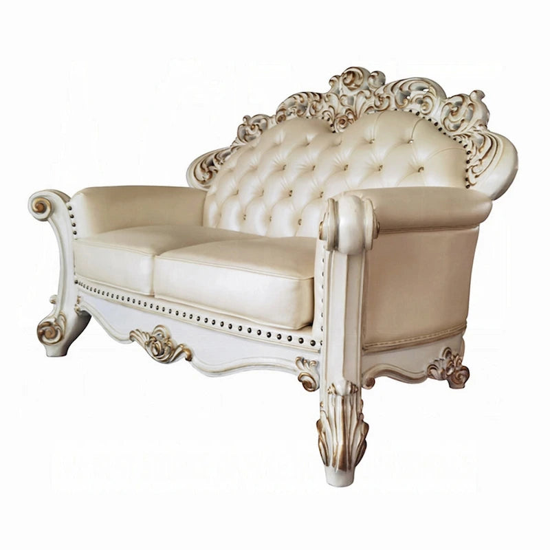 Causeuse traditionnelle capitonnée en similicuir couleur champagne avec 3 coussins pour 2 personnes