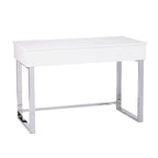 Bureau assis-debout relevable en MDF blanc brillant avec rangement intégré et pieds chromés pour 1 personne