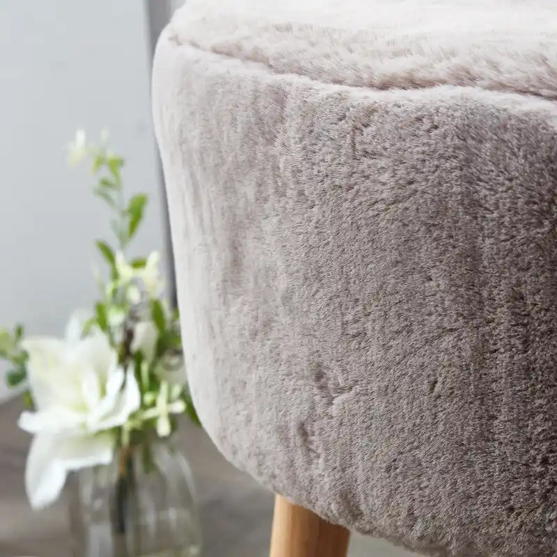 Ottoman ovale multicolore en fausse fourrure avec pieds en bois pour 1 personne