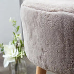 Ottoman ovale multicolore en fausse fourrure avec pieds en bois pour 1 personne