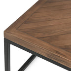 Table basse carrée – Naturelle, bois de pin à chevrons style ferme moderne et base en fer, 1–2 utilisateurs