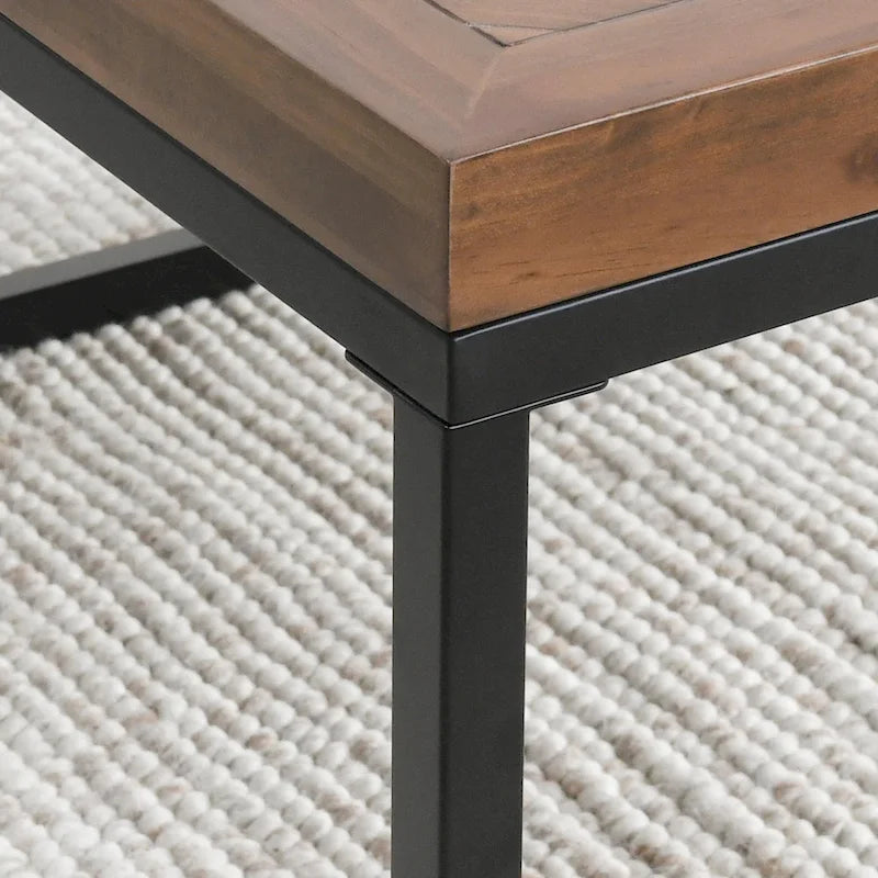 Table basse carrée – Naturelle, bois de pin à chevrons style ferme moderne et base en fer, 1–2 utilisateurs