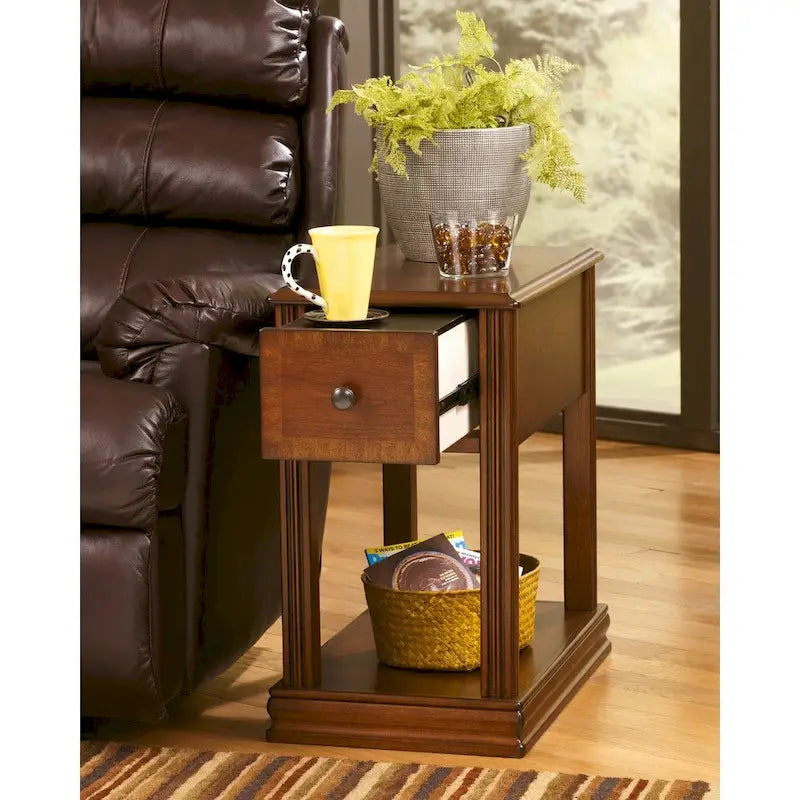 Table d'appoint de fauteuil – Marron, dessus en bois avec tiroir et étagère, pour une personne