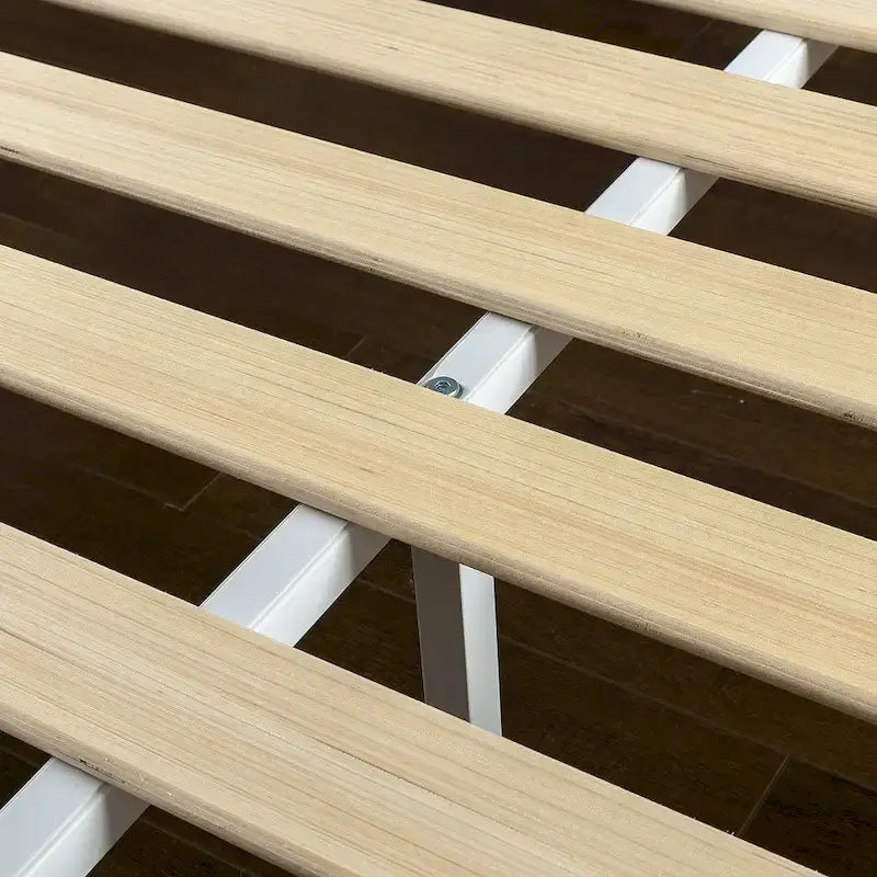 Bettgestell im Deluxe-Stil aus off-whitefarbenem Holz mit Kopfteil