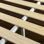 Bettgestell im Deluxe-Stil aus off-whitefarbenem Holz mit Kopfteil
