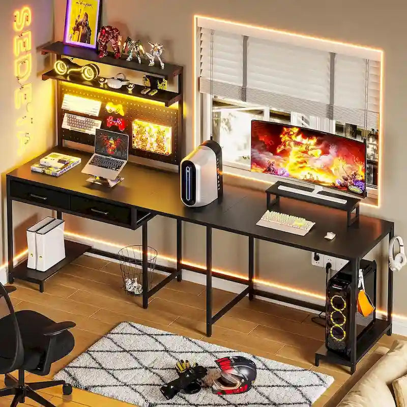 Bureau de jeu en L blanc/noir avec lumières LED, panneau perforé, support de moniteur, étagères à 4 niveaux et 2 tiroirs en tissu pour 2 personnes