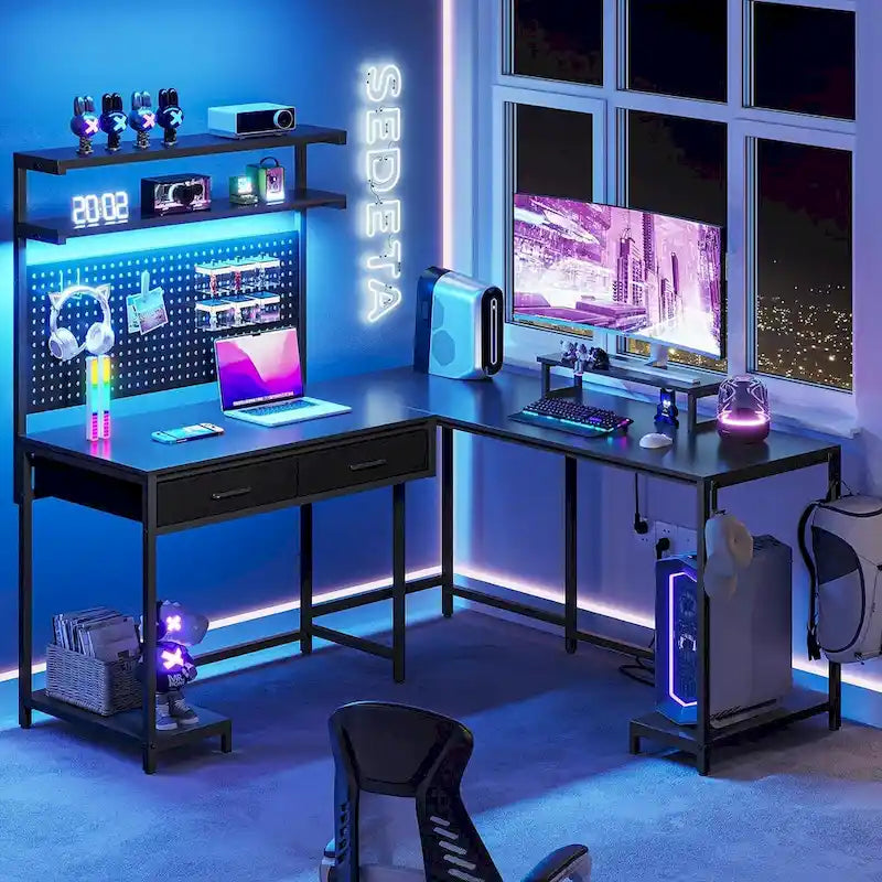 Bureau de jeu en L blanc/noir avec lumières LED, panneau perforé, support de moniteur, étagères à 4 niveaux et 2 tiroirs en tissu pour 2 personnes