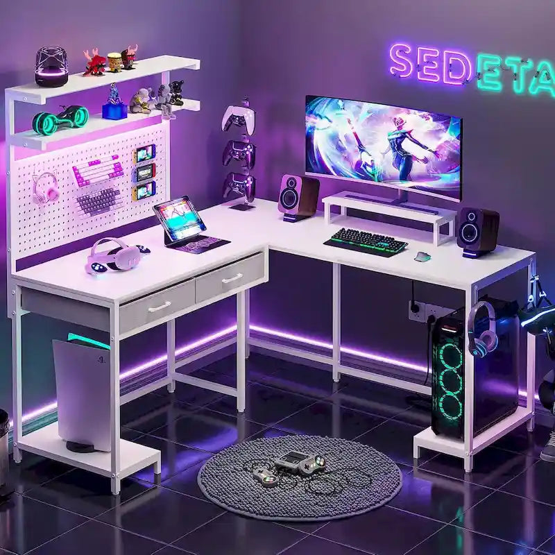 Bureau de jeu en L blanc/noir avec lumières LED, panneau perforé, support de moniteur, étagères à 4 niveaux et 2 tiroirs en tissu pour 2 personnes