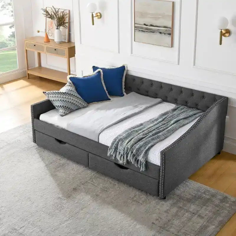 Tagesbett in voller Größe mit Schubladen, gepolstertes Sofa-Bett mit Tufting, Knöpfen an der Rückenlehne und Kupfernägeln an den geschwungenen Armlehnen