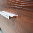 55-Inch-TV-Ständer aus Stahl mit 2 Schubladen und 4 Ablagen