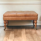 Pouf en cuir de buffle avec pieds à roulettes – Beige / Havane, Traditionnel en bois de manguier massif et capitonné, une place